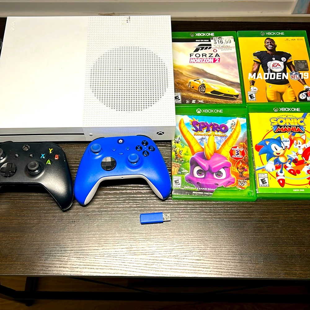 Xbox One Series S - power cord, 2 controllers and 4 games included